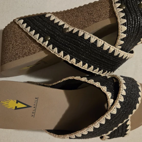 Volatile Black and Cream Women's Sandals - Picture 2 of 4